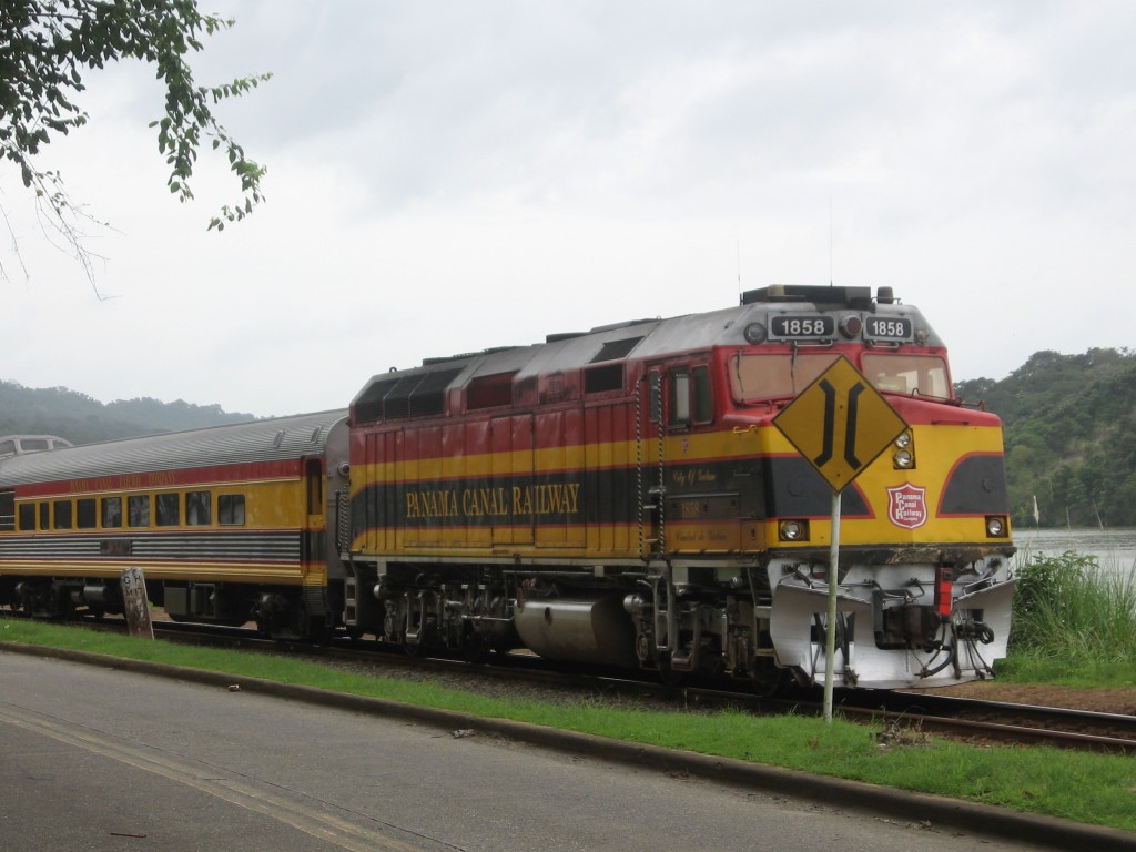 passenger train panama canal gamboa