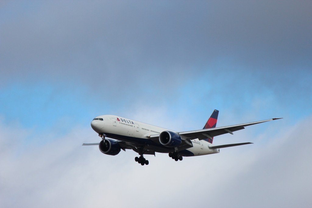 delta boeing 777 detroit metro airport romulus michigan