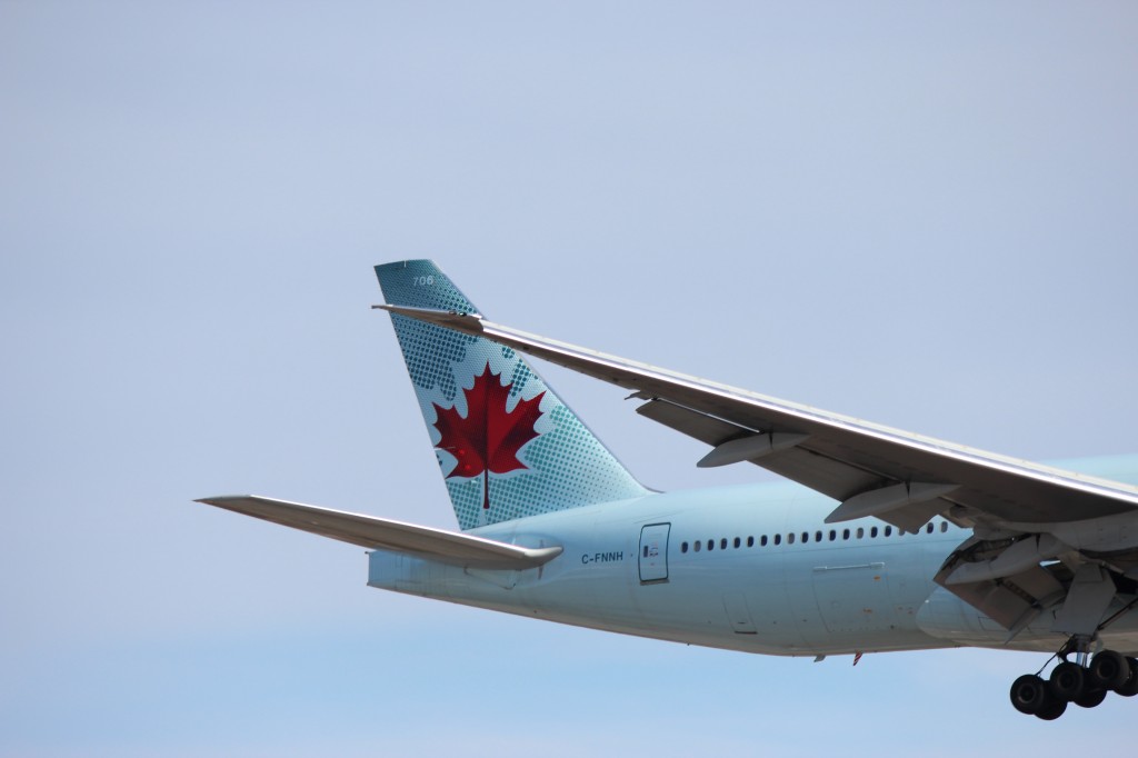 air canada boeing 777 yyz landing toronto pearson c-fnnh