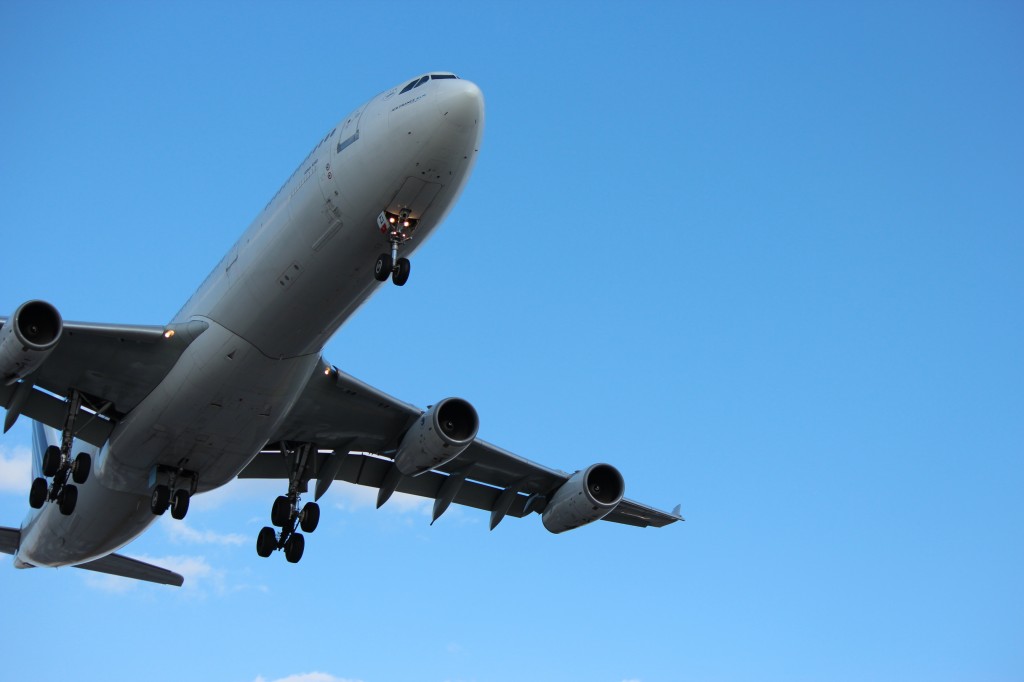 air france airbus a340 landing toronto pearson airport