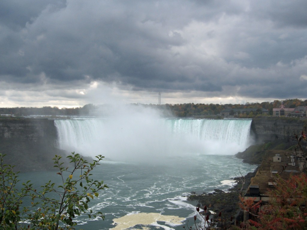 horseshoe falls cloudy autumn day
