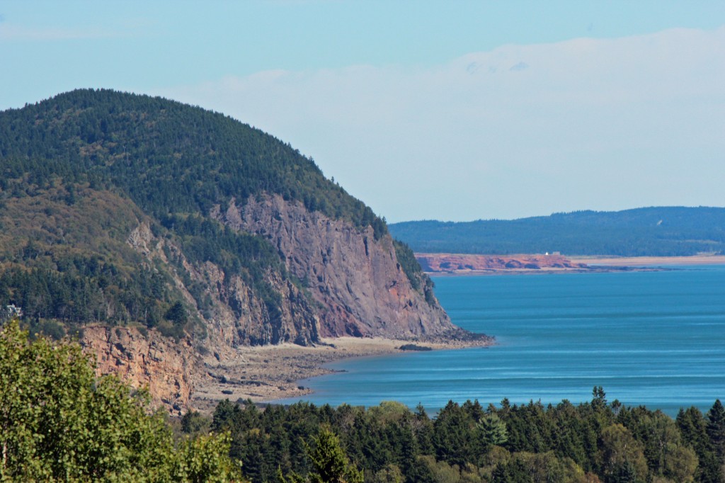 rocky shoreline of bay of fundy new brunswick canada