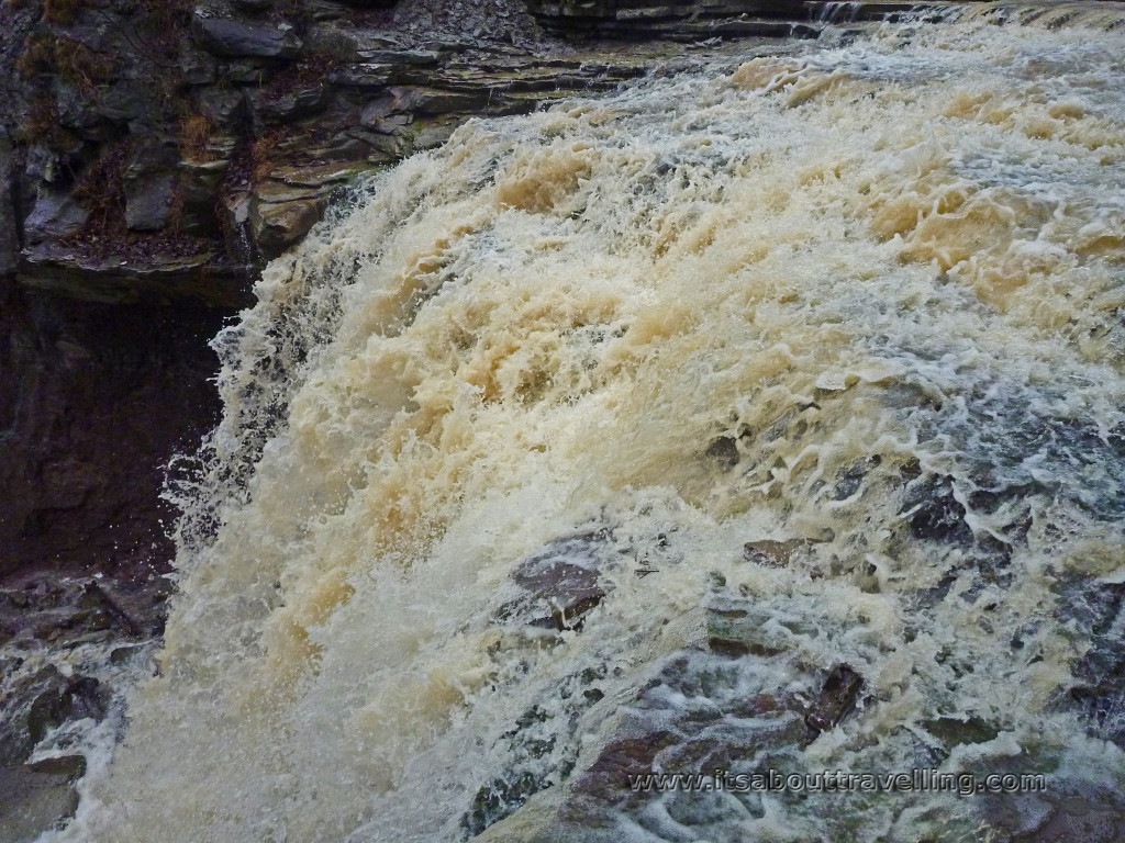 devils punchbowl lower waterfall from crest